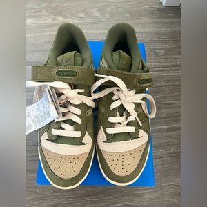 NWT Adidas Forum 84 Low Women’s US size 6.5 in suede green and cream! Never worn